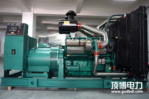 100千瓦柴油發(fā)電機(jī)組維修無小事，清洗油污不可小覷